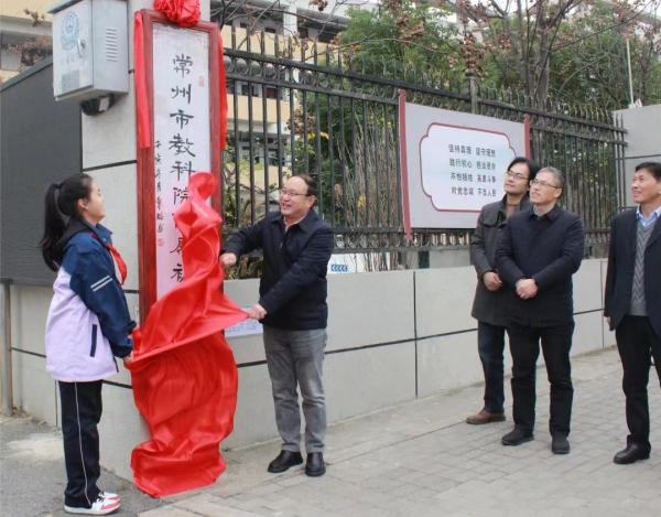 常州一中学将校名题字权交给学生，每月改换一副学生作品