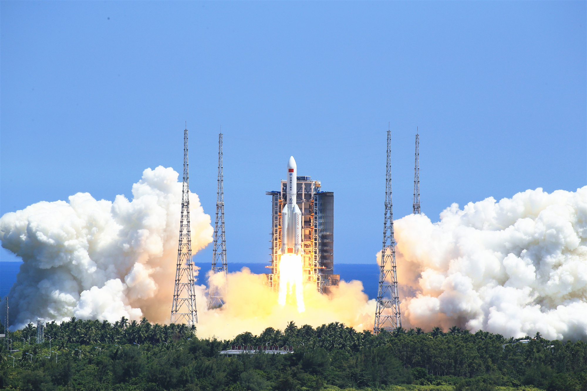 长征五号b运载火箭搭载中国空间站问天实验舱在文昌航天发射场升空,舱