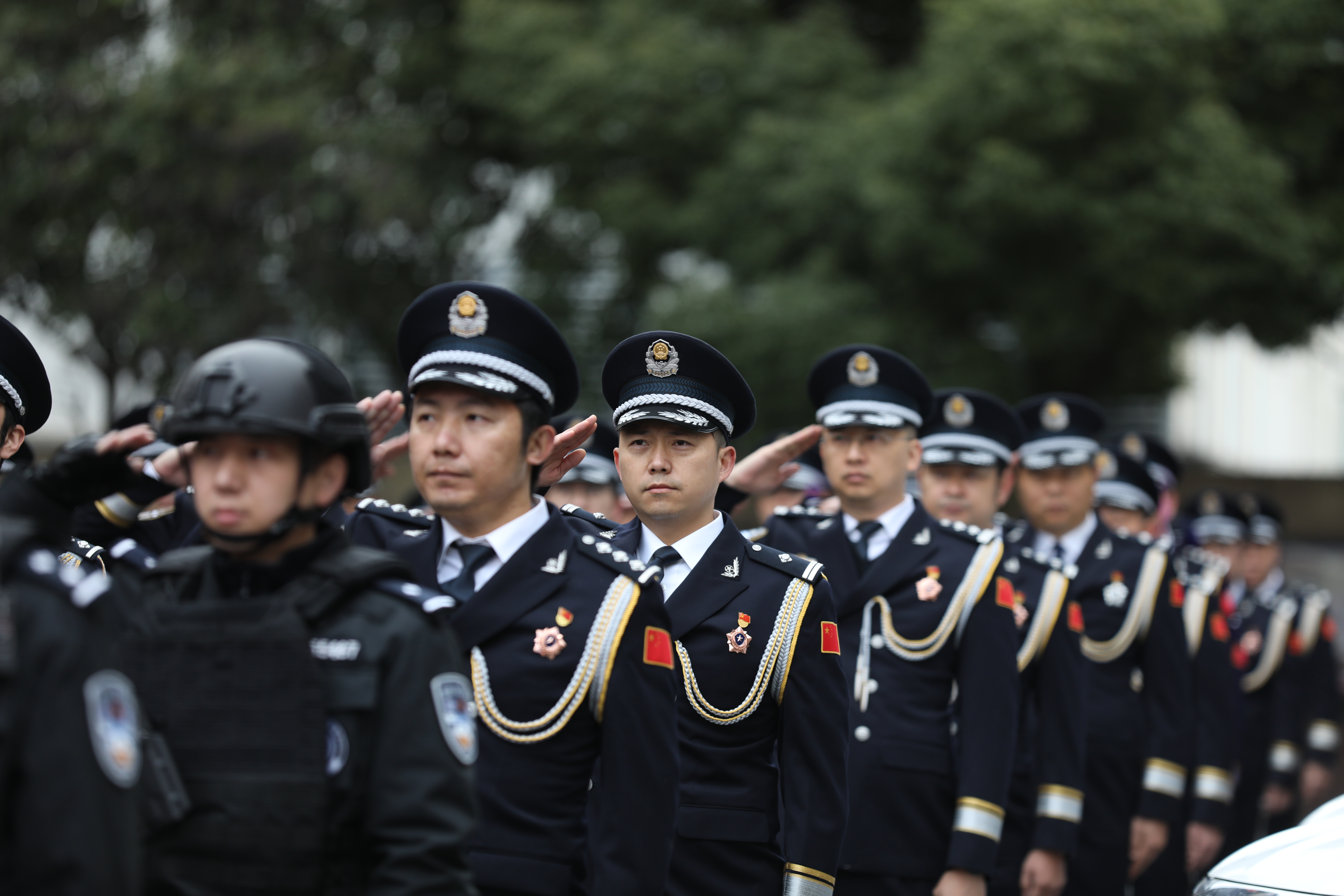 致敬中国人民警察节!他们举行升旗仪式,宣誓守护平安