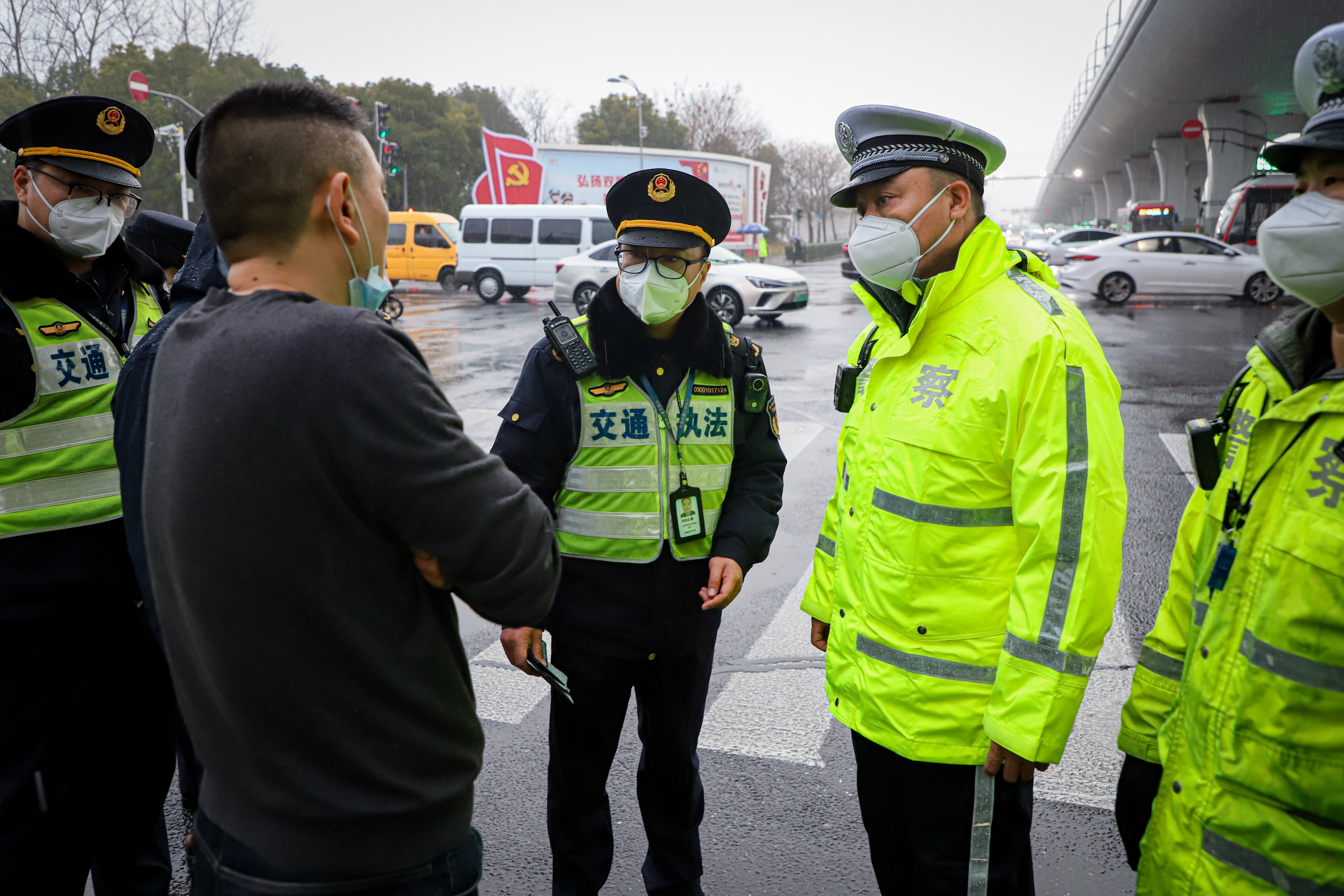 方舱采样室穿戴防护服 陈兴洲 摄.jpg