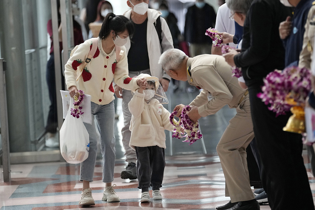 
博爱医院黄牛代挂号电话票贩子号贩子网上预约挂号,住院检查加快,赴泰国与日本的中国乘客切身体验：有欢迎横幅，也有核酸检测