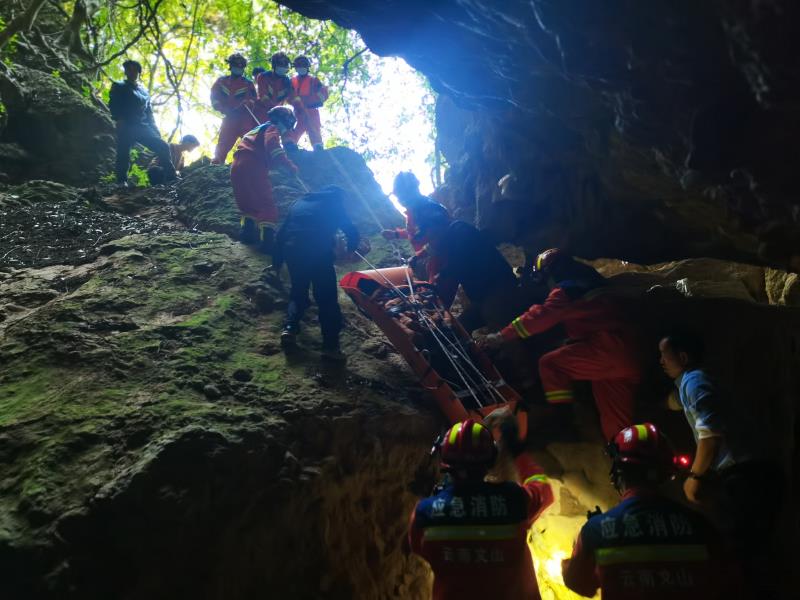 
北京同仁医院黄牛代挂号电话票贩子号贩子网上预约挂号,住院检查加快,云南广南一男子坠入50米深山洞失联2天，当地消防紧急救援