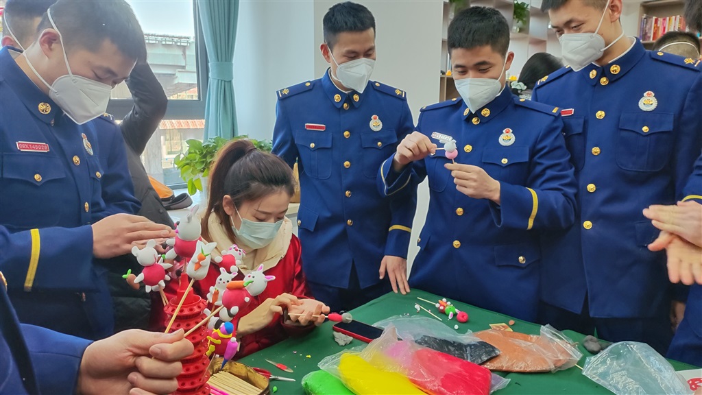 
北京儿童医院黄牛代挂号电话票贩子号贩子网上预约挂号,住院检查加快,和这群过年不回家的人“一起过年”长宁文艺小分队走进消防救援站