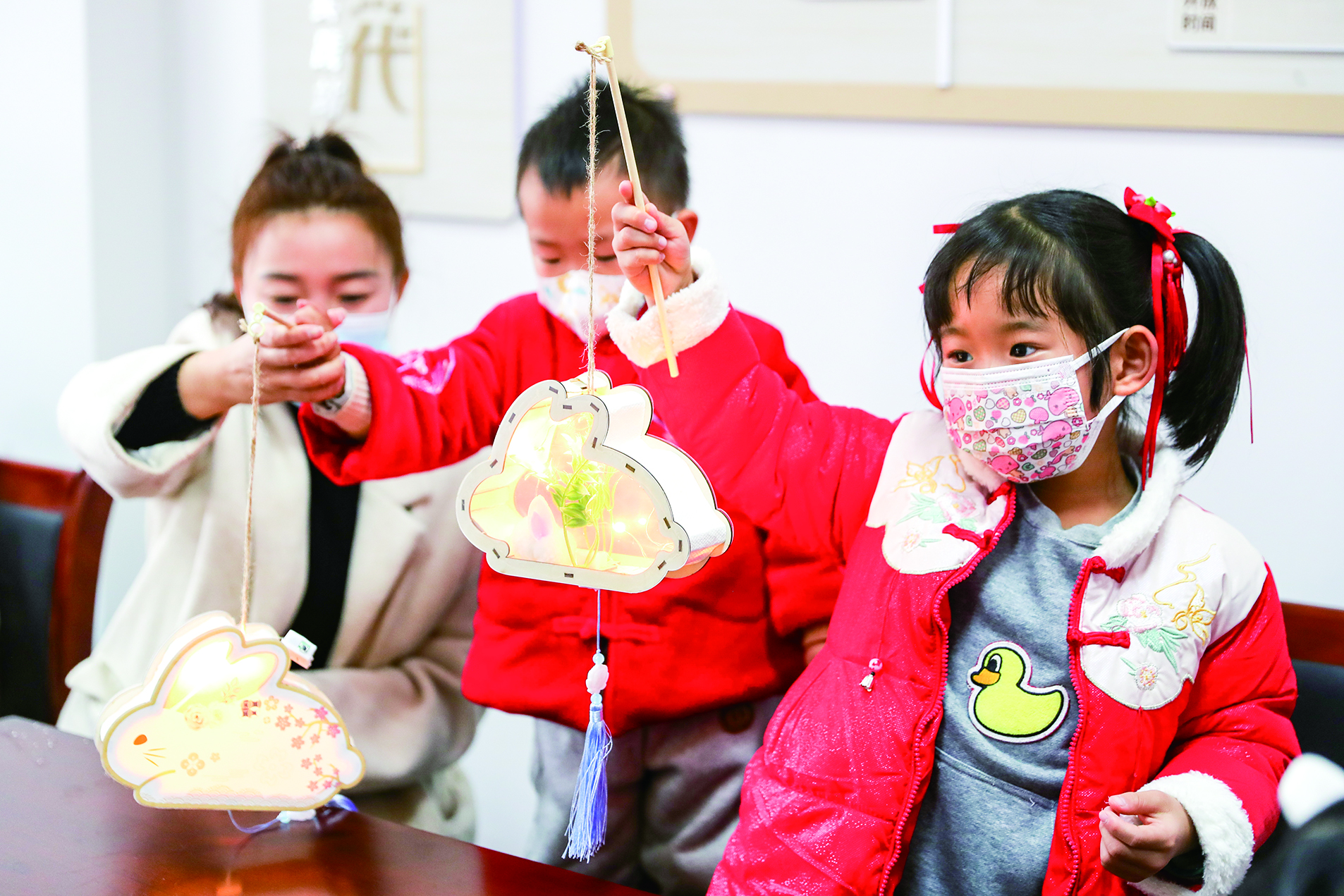 
北京空军总医院黄牛代挂号电话票贩子号贩子网上预约挂号,住院检查加快,兔年扎兔灯 迎新氛围浓