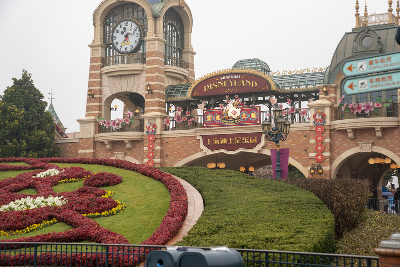 上海迪士尼乐园开启兔年新春庆典,弥漫浓郁年味.