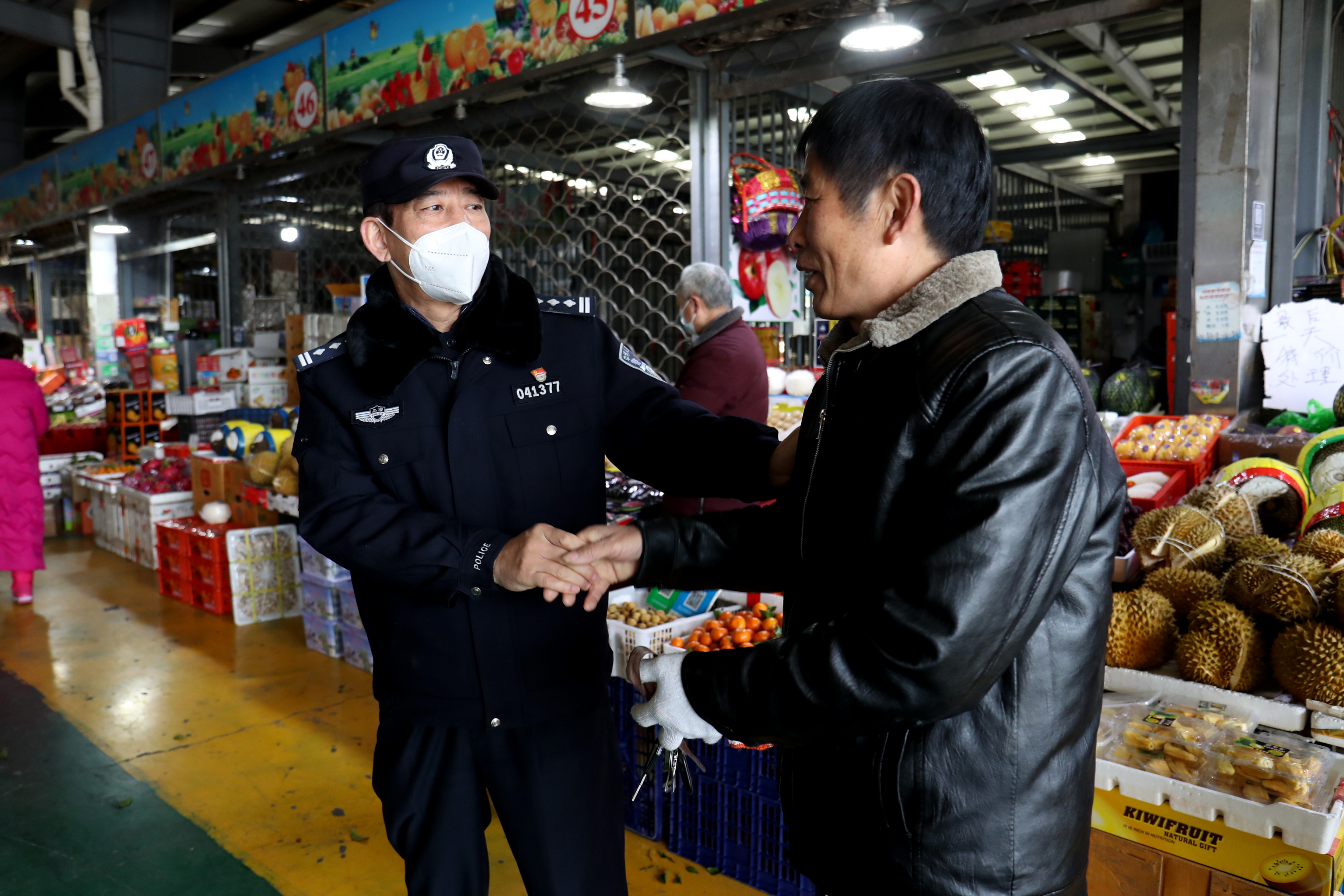 ③7月1日下午,色德村党员参加杨泽楠党课授课后开展课后讨论.jpg
