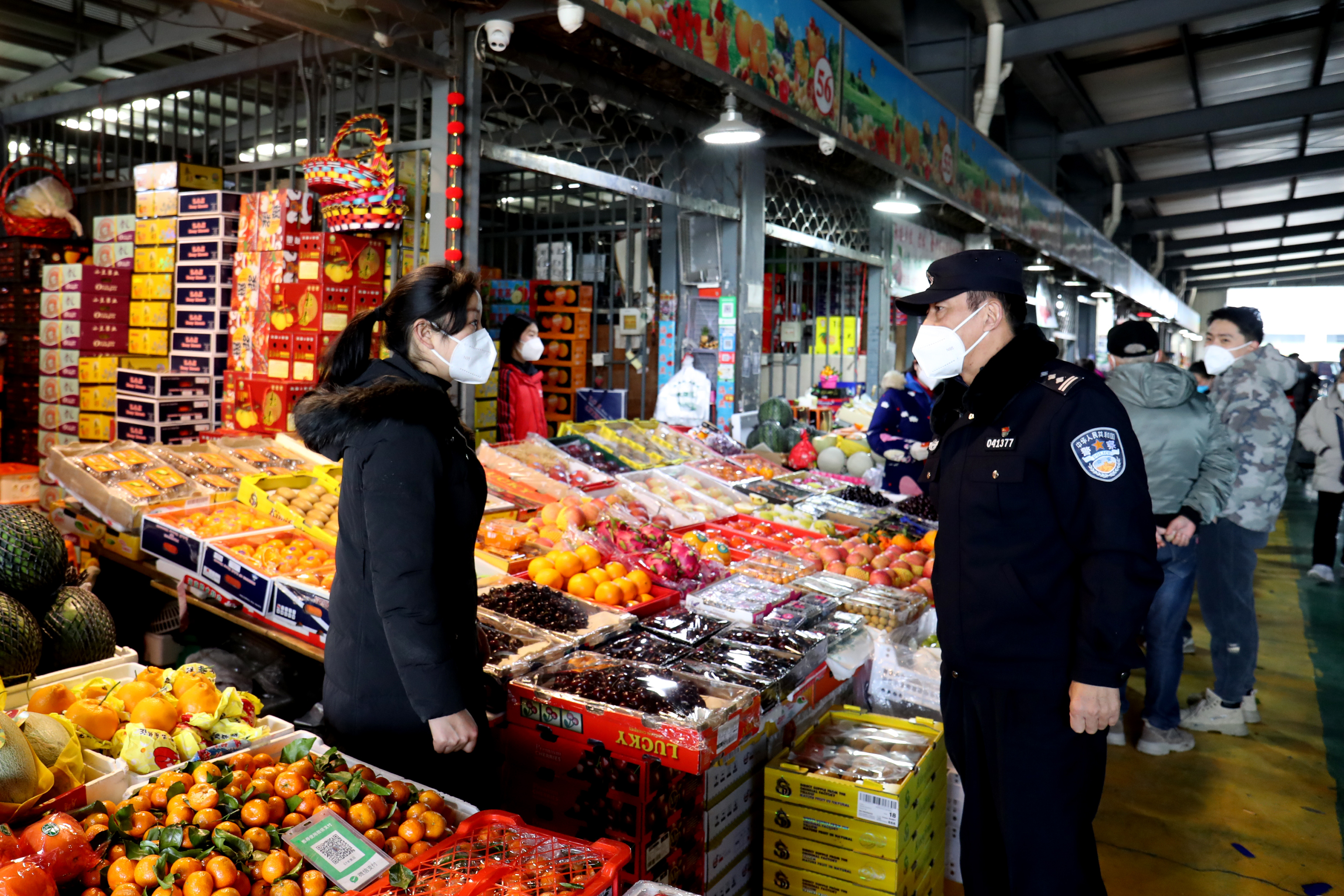 ⑤2019年6月,武警上海市总队执勤第四支队十中队指导员杨泽楠为色德村武警八一爱民小学的孩子们上课.JPG