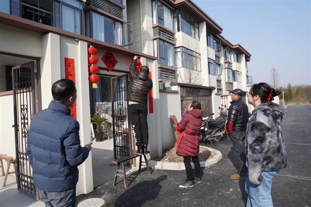 
上海各大医院黄牛代挂号电话票贩子号贩子网上预约挂号,住院检查加快,新春搬新居村民笑开颜！沪郊这个集中居住点喜气洋洋年味浓