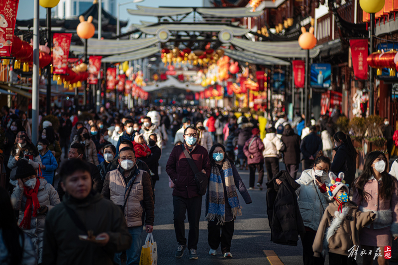 
北京大学第三医院黄牛代挂号电话票贩子号贩子网上预约挂号,住院检查加快,不到十五都是年 还数城隍庙人气旺