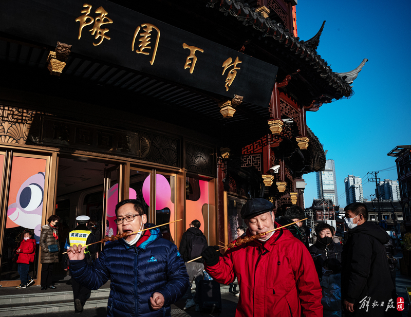 
北京大学第三医院黄牛代挂号电话票贩子号贩子网上预约挂号,住院检查加快,不到十五都是年 还数城隍庙人气旺