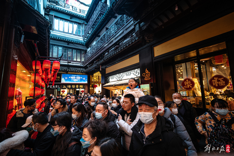 
北京大学第三医院黄牛代挂号电话票贩子号贩子网上预约挂号,住院检查加快,不到十五都是年 还数城隍庙人气旺