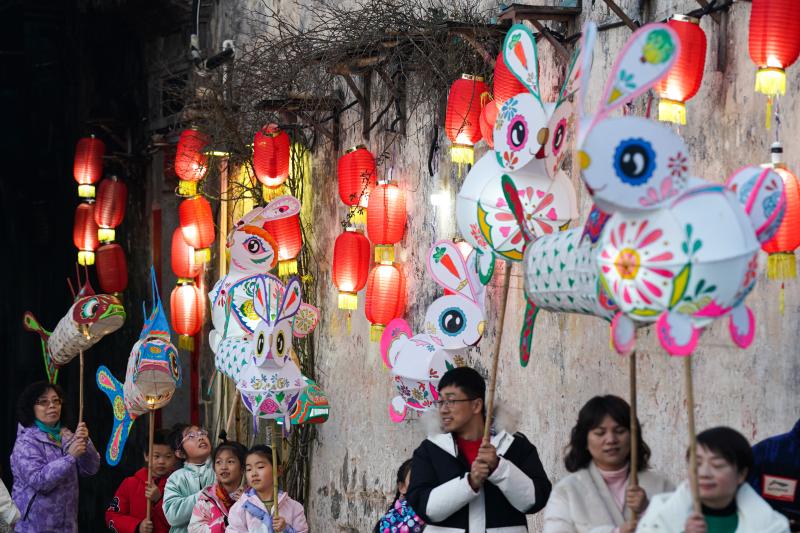 新华全媒丨“兔灯”点亮千年古村