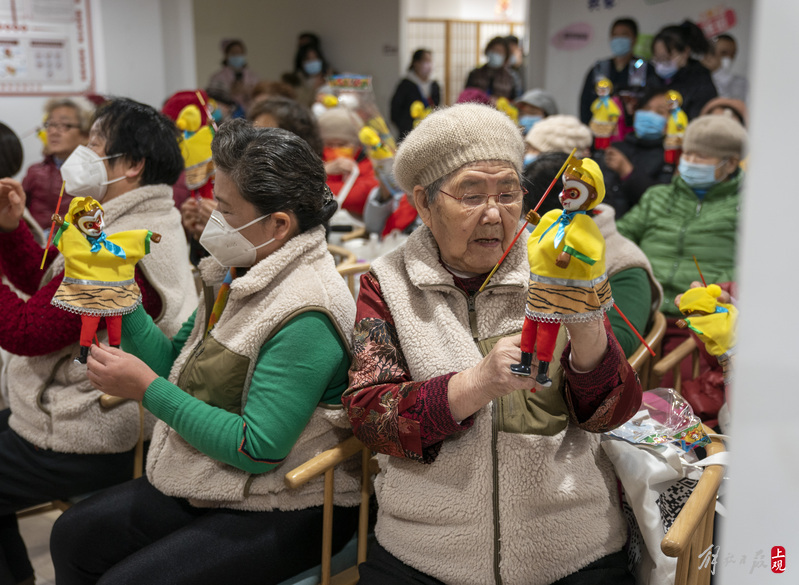 
浙江省肿瘤医院黄牛代挂号电话票贩子号贩子网上预约挂号,住院检查加快,操控掌上木偶：老城厢日托所的老人玩得溜