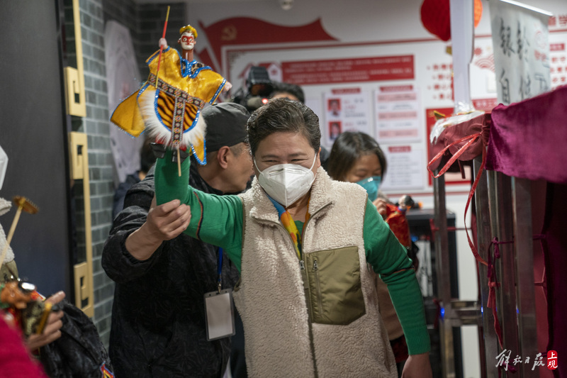 
浙江省肿瘤医院黄牛代挂号电话票贩子号贩子网上预约挂号,住院检查加快,操控掌上木偶：老城厢日托所的老人玩得溜