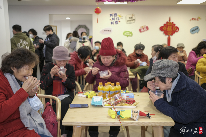 
浙江省肿瘤医院黄牛代挂号电话票贩子号贩子网上预约挂号,住院检查加快,操控掌上木偶：老城厢日托所的老人玩得溜