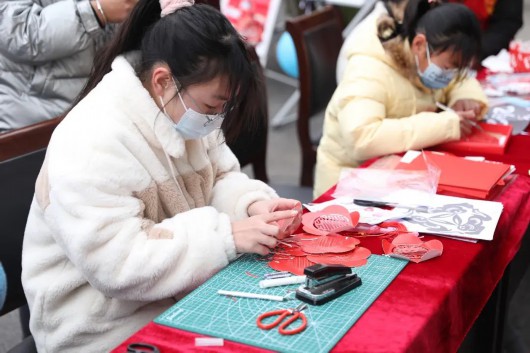 
南京各大医院黄牛代挂号电话票贩子号贩子网上预约挂号,住院检查加快,猜灯谜、玩游戏、品圆子……四团这里的元宵活动热闹又温情！