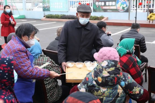 
南京各大医院黄牛代挂号电话票贩子号贩子网上预约挂号,住院检查加快,猜灯谜、玩游戏、品圆子……四团这里的元宵活动热闹又温情！