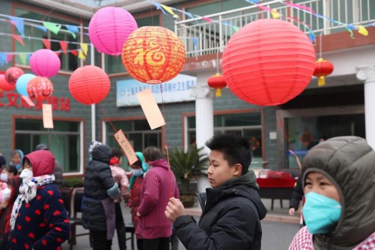 
南京各大医院黄牛代挂号电话票贩子号贩子网上预约挂号,住院检查加快,猜灯谜、玩游戏、品圆子……四团这里的元宵活动热闹又温情！