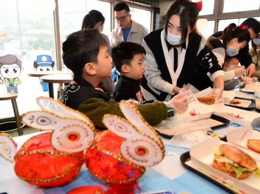 
上海龙华医院黄牛代挂号电话票贩子号贩子网上预约挂号,住院检查加快,沪上首家平安主题餐厅亮相！反诈知识、法治元素随处可见