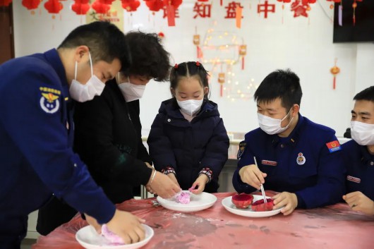 
北京阜外医院黄牛代挂号电话票贩子号贩子网上预约挂号,住院检查加快,因为“崇拜”，7岁的她为消防员送上兔子汤圆丨爱申活暖心春