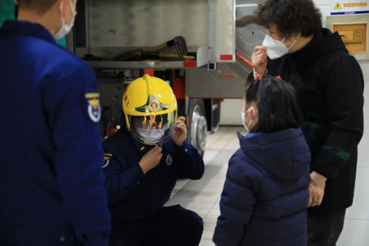 
北京阜外医院黄牛代挂号电话票贩子号贩子网上预约挂号,住院检查加快,因为“崇拜”，7岁的她为消防员送上兔子汤圆丨爱申活暖心春