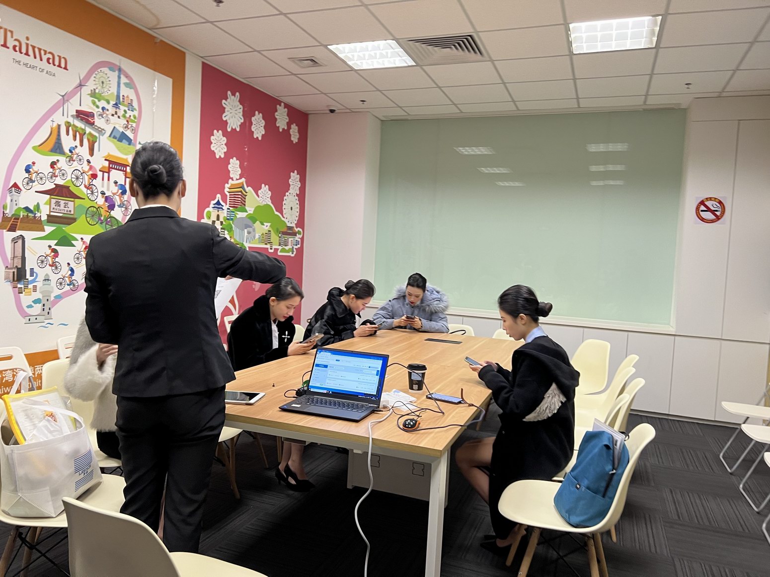 南京眼科医院黄牛代挂号电话票贩子号贩子网上预约挂号,住院检查加快,时隔3年国内航司首次大规模线下招聘,乘务员月薪基本过万