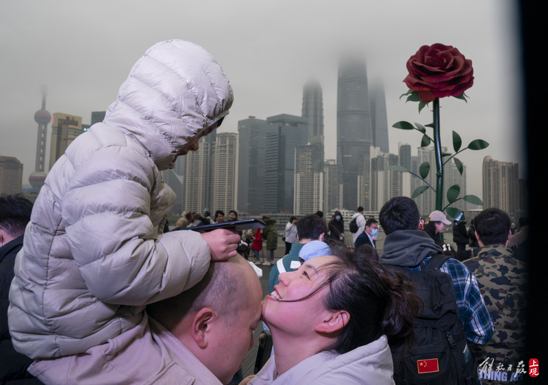 
天津眼科医院黄牛代挂号电话票贩子号贩子网上预约挂号,住院检查加快,排队一小时：打卡外滩巨型玫瑰 留下浪漫瞬间