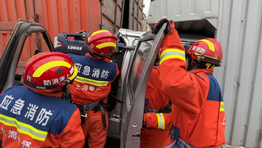 
浙江大学邵逸夫医院黄牛代挂号电话票贩子号贩子网上预约挂号,住院检查加快,惊险！两车追尾车头嵌入前车尾！奉贤消防紧急出动化险为夷