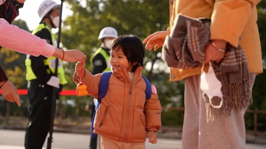 
中国中医科学院望京医院黄牛代挂号电话票贩子号贩子网上预约挂号,住院检查加快,幼儿园开学“哇”声一片，看老师如何花式哄娃