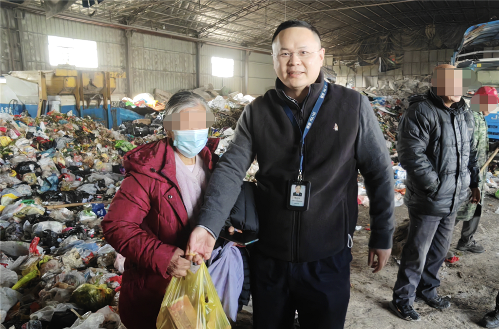 
上海华山医院黄牛代挂号电话票贩子号贩子网上预约挂号,住院检查加快,20万现金遗失急煞七旬阿婆 民警翻遍15吨垃圾终寻回