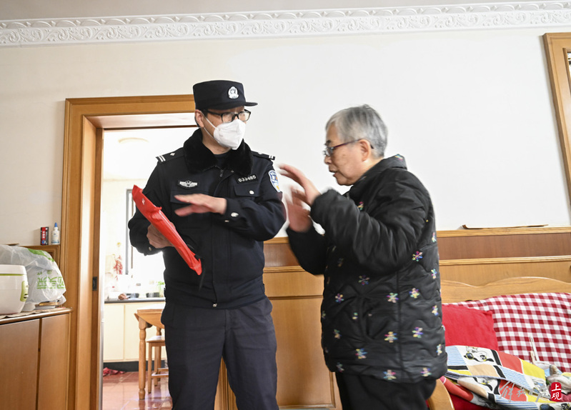 
代挂姜玉武的号黄牛代挂号电话票贩子号贩子网上预约挂号,住院检查加快,防火灾、防意外、防诈骗，静安社区民警上门探望独居老人，带着这两样东西