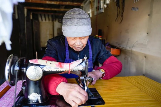 
天津眼科医院黄牛代挂号电话票贩子号贩子网上预约挂号,住院检查加快,奉城老街深处，这位古稀老裁缝用一针一线织补岁月痕迹