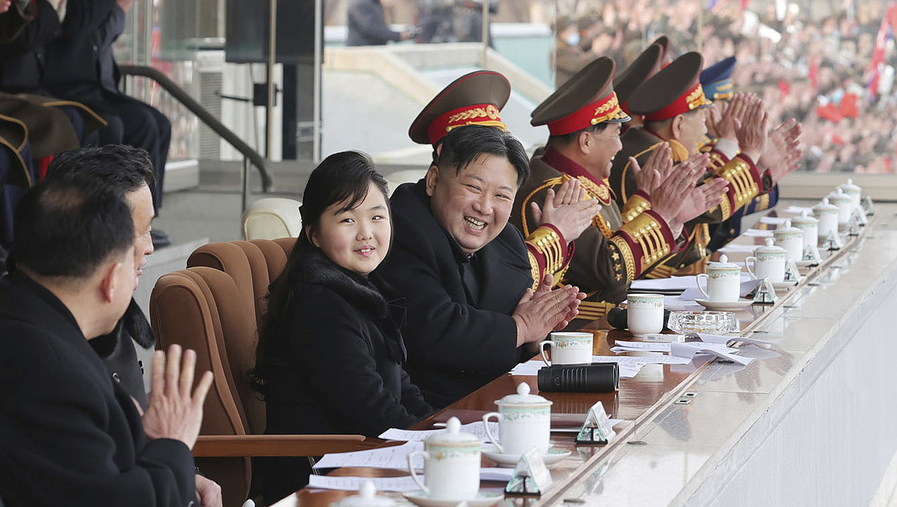 金正恩携女出席朝鲜平壤新居民区奠基典礼