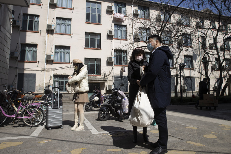 
北大口腔医院黄牛代挂号电话票贩子号贩子网上预约挂号,住院检查加快,她曾穿着学士服和女儿隔空拍“毕业照”，这次一家人走进校园一起迎接新学期