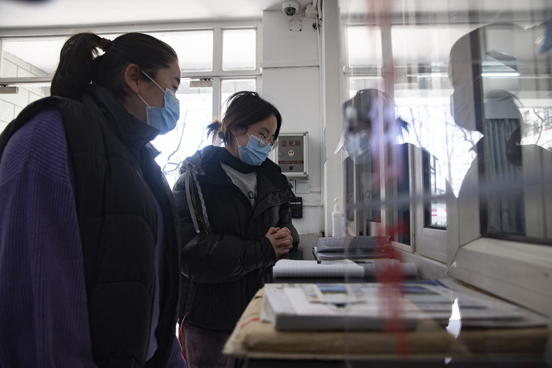 
北大口腔医院黄牛代挂号电话票贩子号贩子网上预约挂号,住院检查加快,她曾穿着学士服和女儿隔空拍“毕业照”，这次一家人走进校园一起迎接新学期