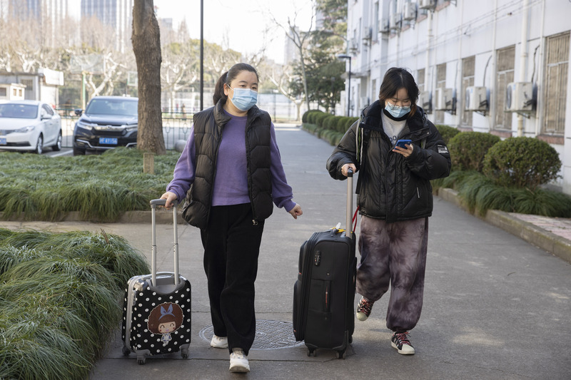 
北大口腔医院黄牛代挂号电话票贩子号贩子网上预约挂号,住院检查加快,她曾穿着学士服和女儿隔空拍“毕业照”，这次一家人走进校园一起迎接新学期