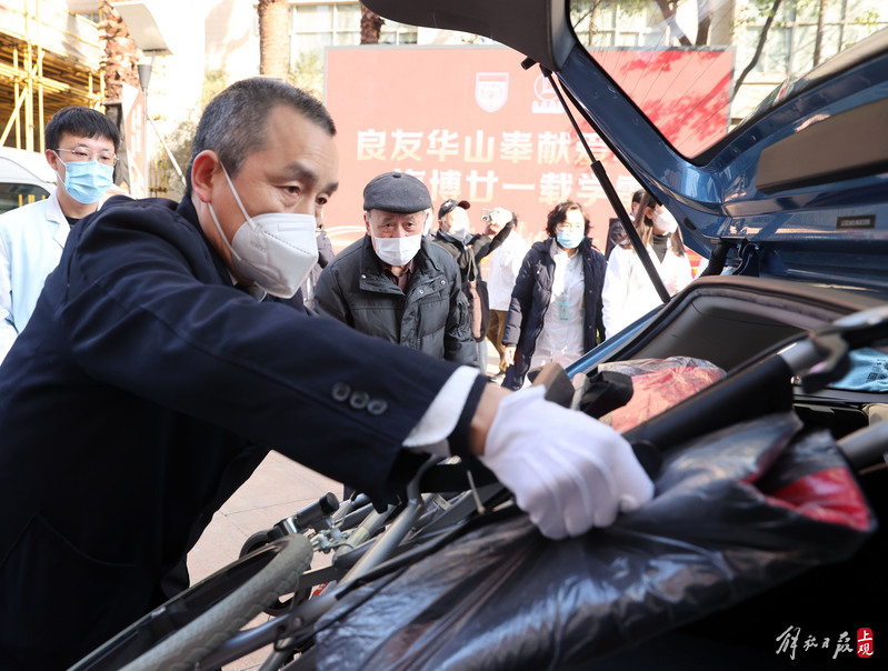
上海肺科医院黄牛代挂号电话票贩子号贩子网上预约挂号,住院检查加快,坚持21年：海博的哥“学雷锋”免费送康复病患出院回家