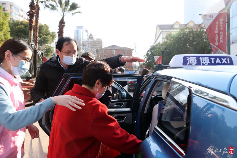 
上海肺科医院黄牛代挂号电话票贩子号贩子网上预约挂号,住院检查加快,坚持21年：海博的哥“学雷锋”免费送康复病患出院回家