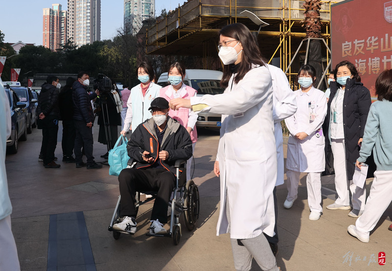 
上海肺科医院黄牛代挂号电话票贩子号贩子网上预约挂号,住院检查加快,坚持21年：海博的哥“学雷锋”免费送康复病患出院回家