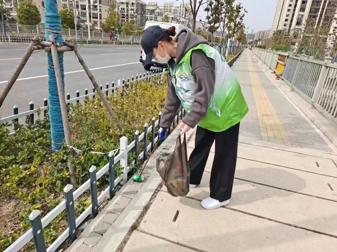 
北医六院黄牛代挂号电话票贩子号贩子网上预约挂号,住院检查加快,在弯腰、起身间 顾村镇将文明传播到每个角落