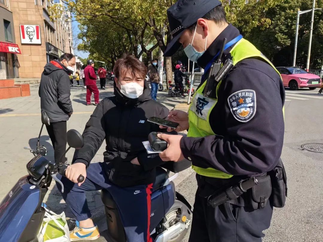 
北医六院黄牛代挂号电话票贩子号贩子网上预约挂号,住院检查加快,在弯腰、起身间 顾村镇将文明传播到每个角落