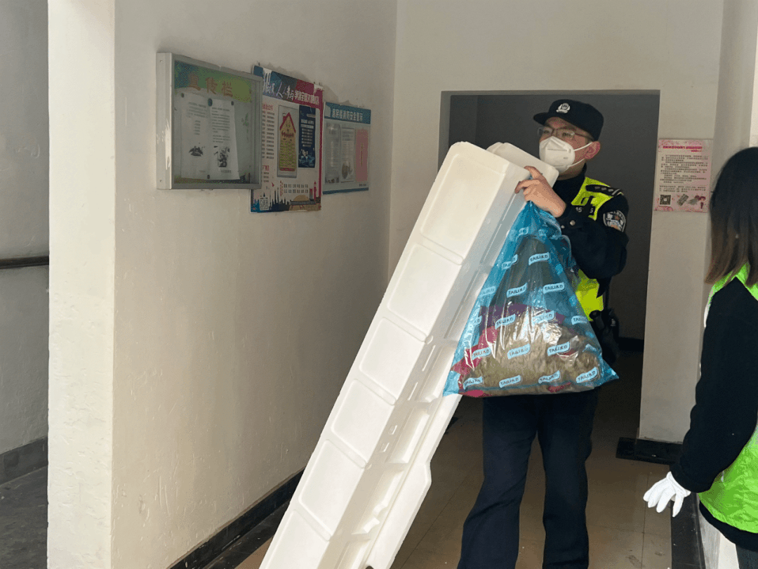 
北医六院黄牛代挂号电话票贩子号贩子网上预约挂号,住院检查加快,在弯腰、起身间 顾村镇将文明传播到每个角落