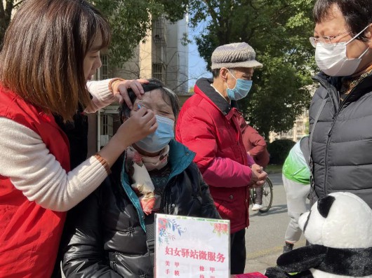 
南京各大医院黄牛代挂号电话票贩子号贩子网上预约挂号,住院检查加快,践行雷锋精神，宝山这里的“社区小先生”在行动