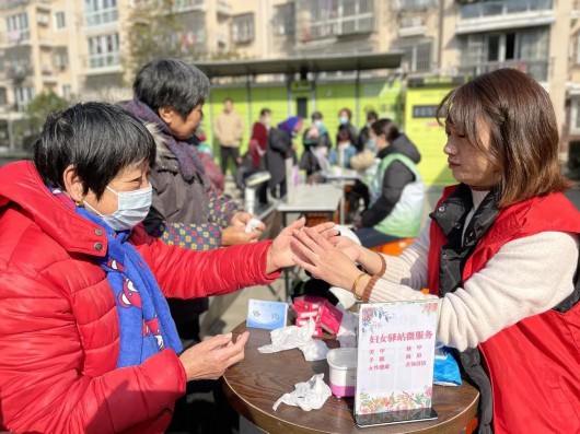 
南京各大医院黄牛代挂号电话票贩子号贩子网上预约挂号,住院检查加快,践行雷锋精神，宝山这里的“社区小先生”在行动
