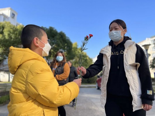 
南京各大医院黄牛代挂号电话票贩子号贩子网上预约挂号,住院检查加快,践行雷锋精神，宝山这里的“社区小先生”在行动