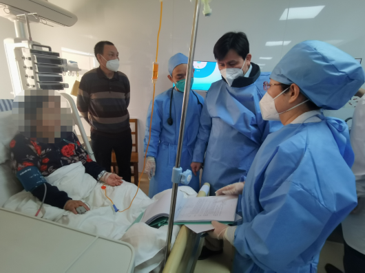 
上海儿童医院黄牛代挂号电话票贩子号贩子网上预约挂号,住院检查加快,张文宏在“委员通道”上提到了青浦这个救治新冠重症患者案例
