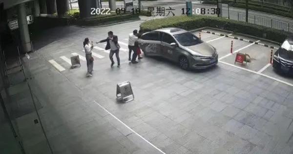 代挂姜玉武的号黄牛代挂号电话票贩子号贩子网上预约挂号,住院检查加快,女子被抢30万元警方找回,送锦旗致谢时却被抓:系涉诈资金