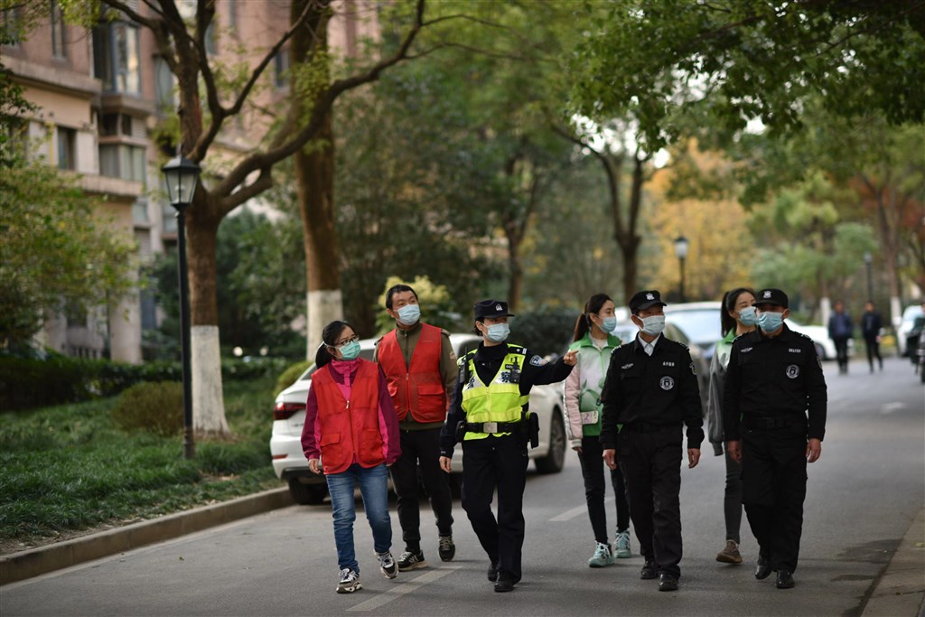 
北大第一医院黄牛代挂号电话票贩子号贩子网上预约挂号,住院检查加快,把工作微信变成“私聊热线” 后 这位跨界女警加了5585名居民好友