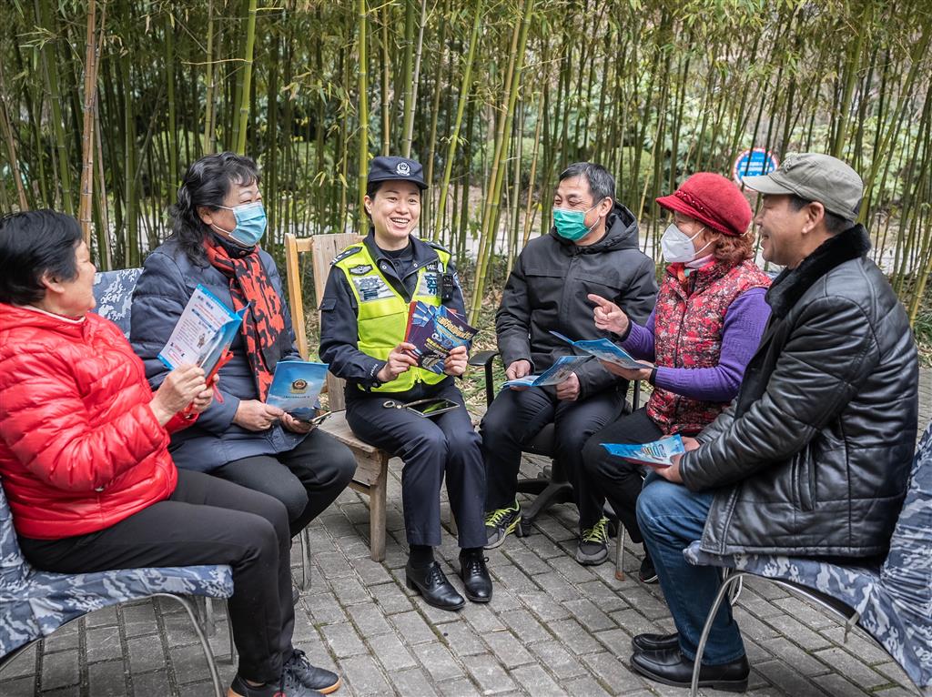 
北大第一医院黄牛代挂号电话票贩子号贩子网上预约挂号,住院检查加快,把工作微信变成“私聊热线” 后 这位跨界女警加了5585名居民好友