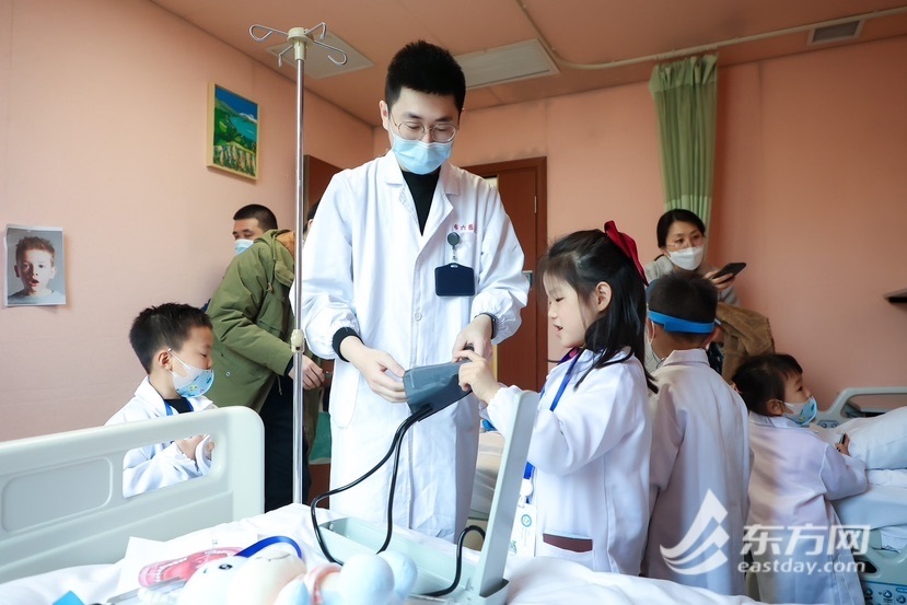 
浙江第一医院黄牛代挂号电话票贩子号贩子网上预约挂号,住院检查加快,带上这本“护照” 未来医生开启上海市第六人民医院文化地标之旅